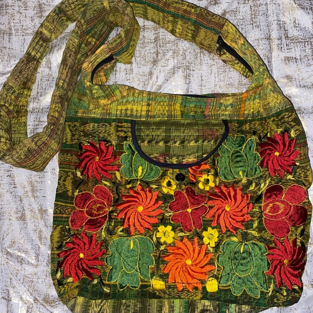 Crossbody traveling bag